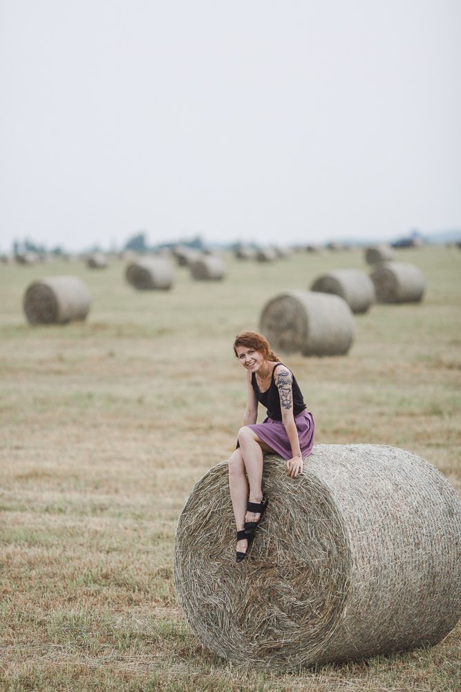 фотографирование свадебных колец на фоне цветов