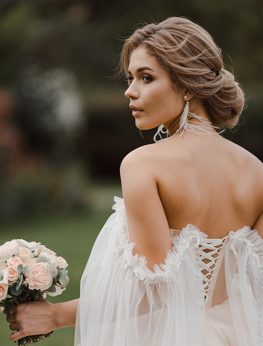 Жених подает руку невесте, словно взывая к ней силу и поддержку на этой эмоциональной свадебной фотографии