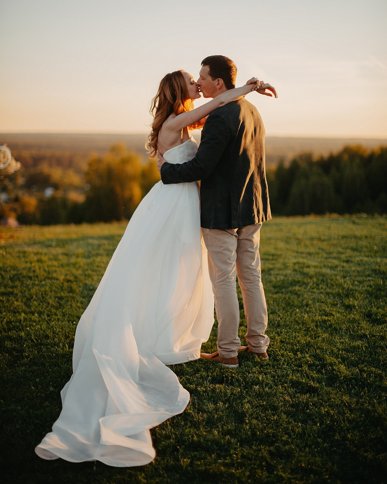 Молодожены танцуют на свадебной вечеринке