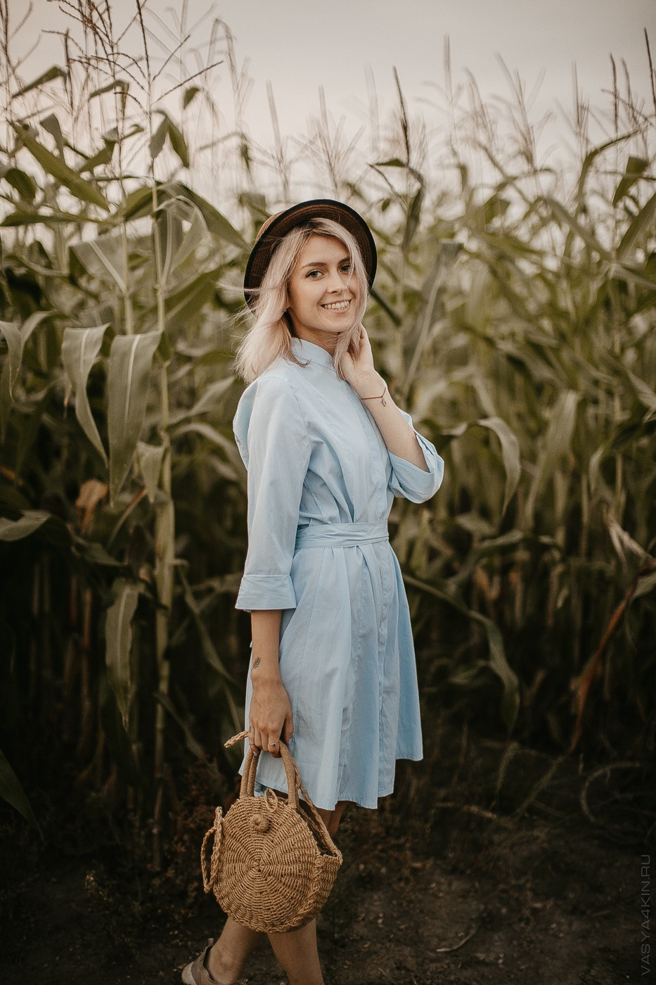 Фотография свадебного кольца на пальце