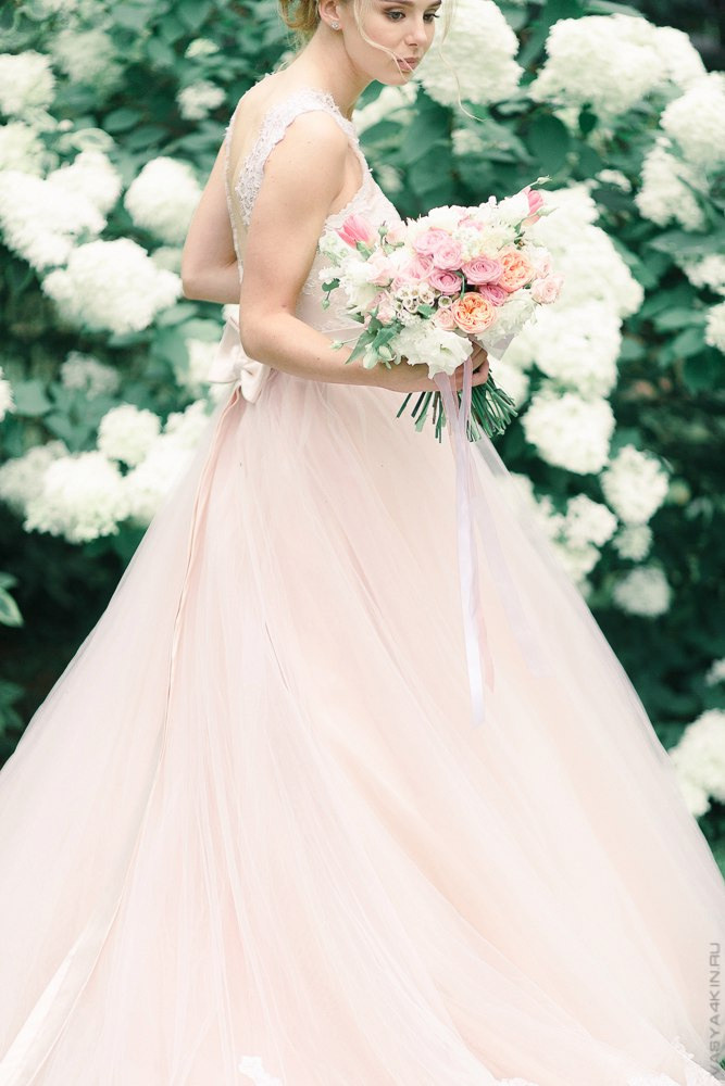 Дуэт мичмана, перевязывающего руки молодых старинным морским узлом, символизирующим их крепкую связь