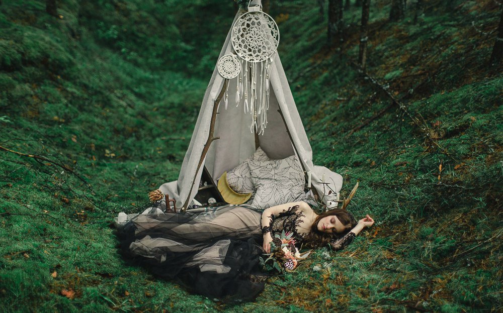 Место для фотосессии выбрано идеально – замок средневекового стиля, что придает ощущение волшебства на этой удивительной свадебной фотографии