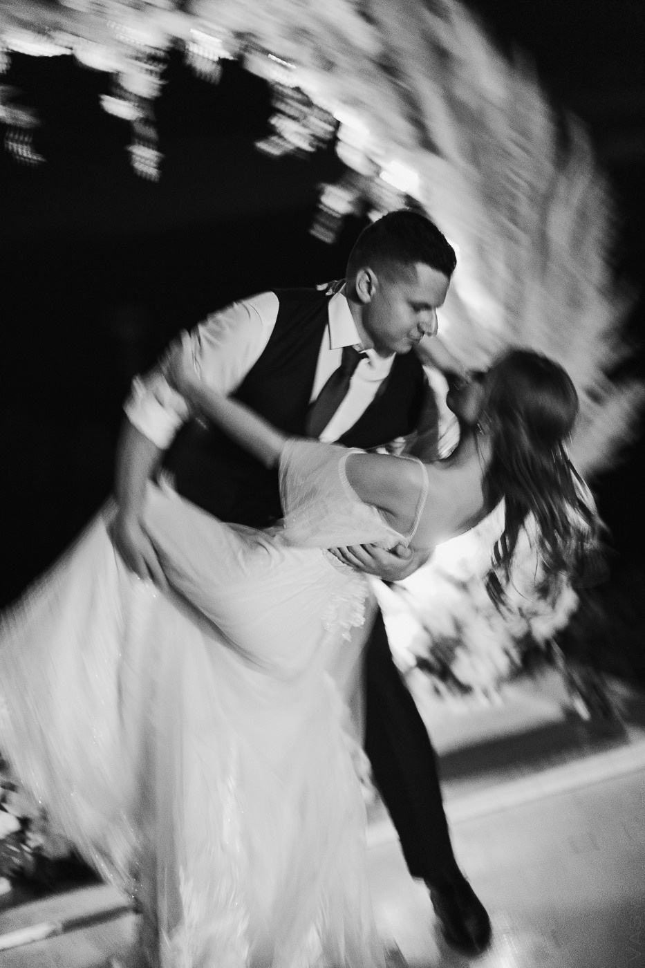 Невеста играет со своим платьем, словно оживляет его на этой свадебной фотографии