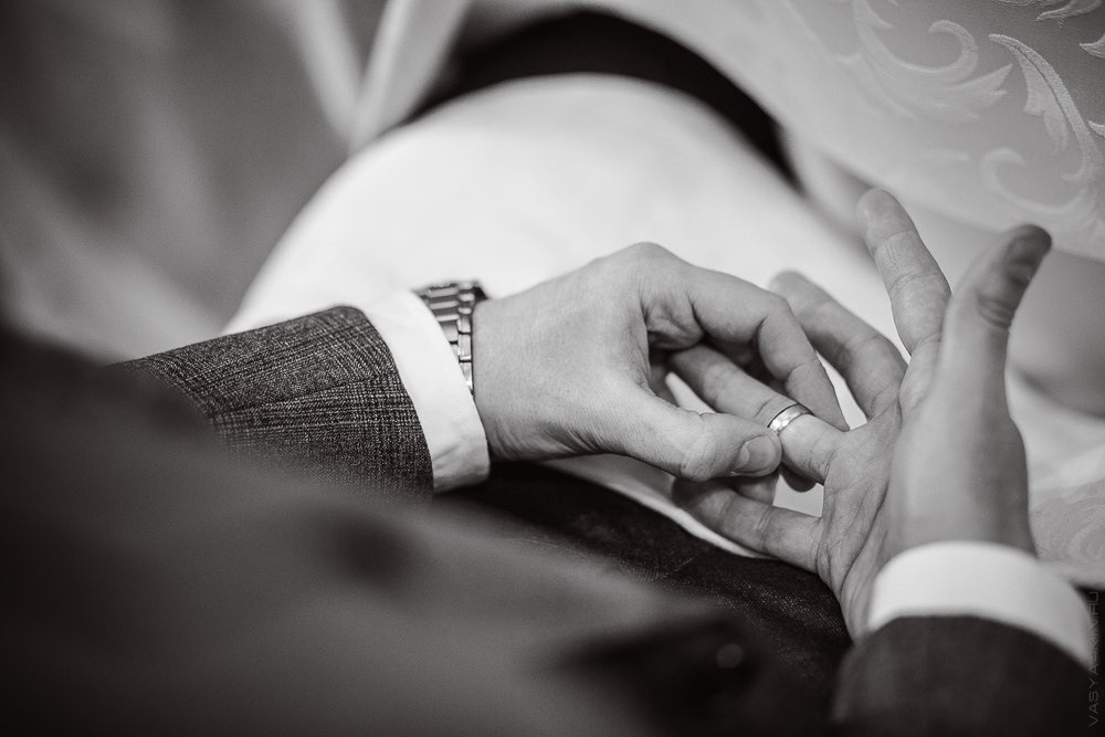 Невеста, бросающая букет гостям, которые страстно ждут его ловли, создавая атмосферу радости и соперничества