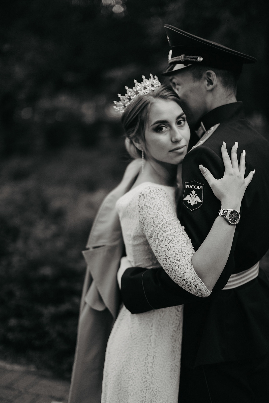 Теплые свадебные фото в Москве: невеста в платье и жених в форме  