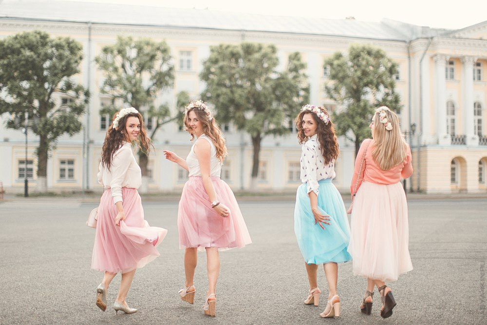 Портрет невесты с вуалью и букетом в руках