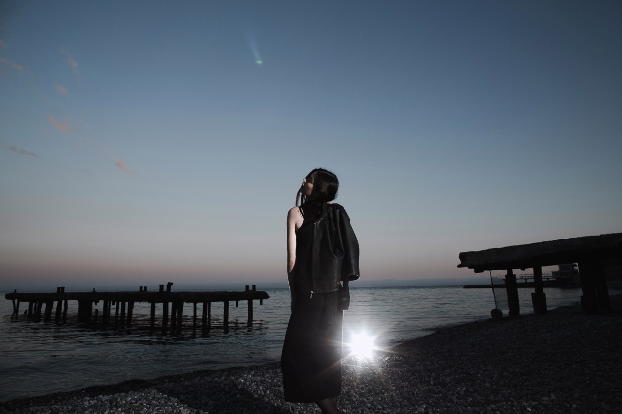 Молодожены в объятиях среди полей на свадебной фотографии