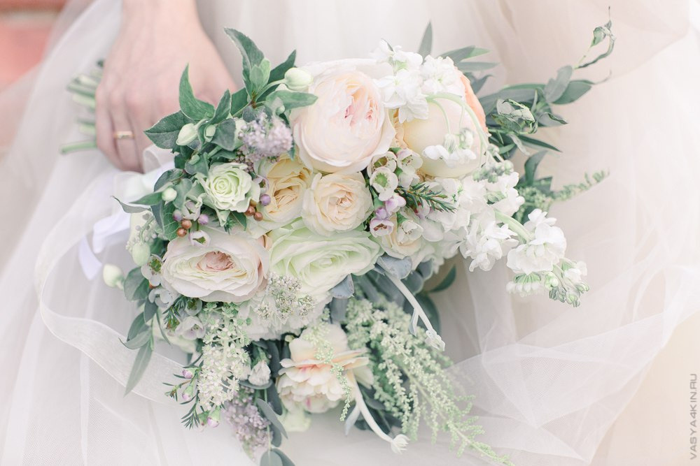 Невеста и жених позируют в метро, окруженные множеством людей, создавая ощущение их взаимоотношений в реальном мире