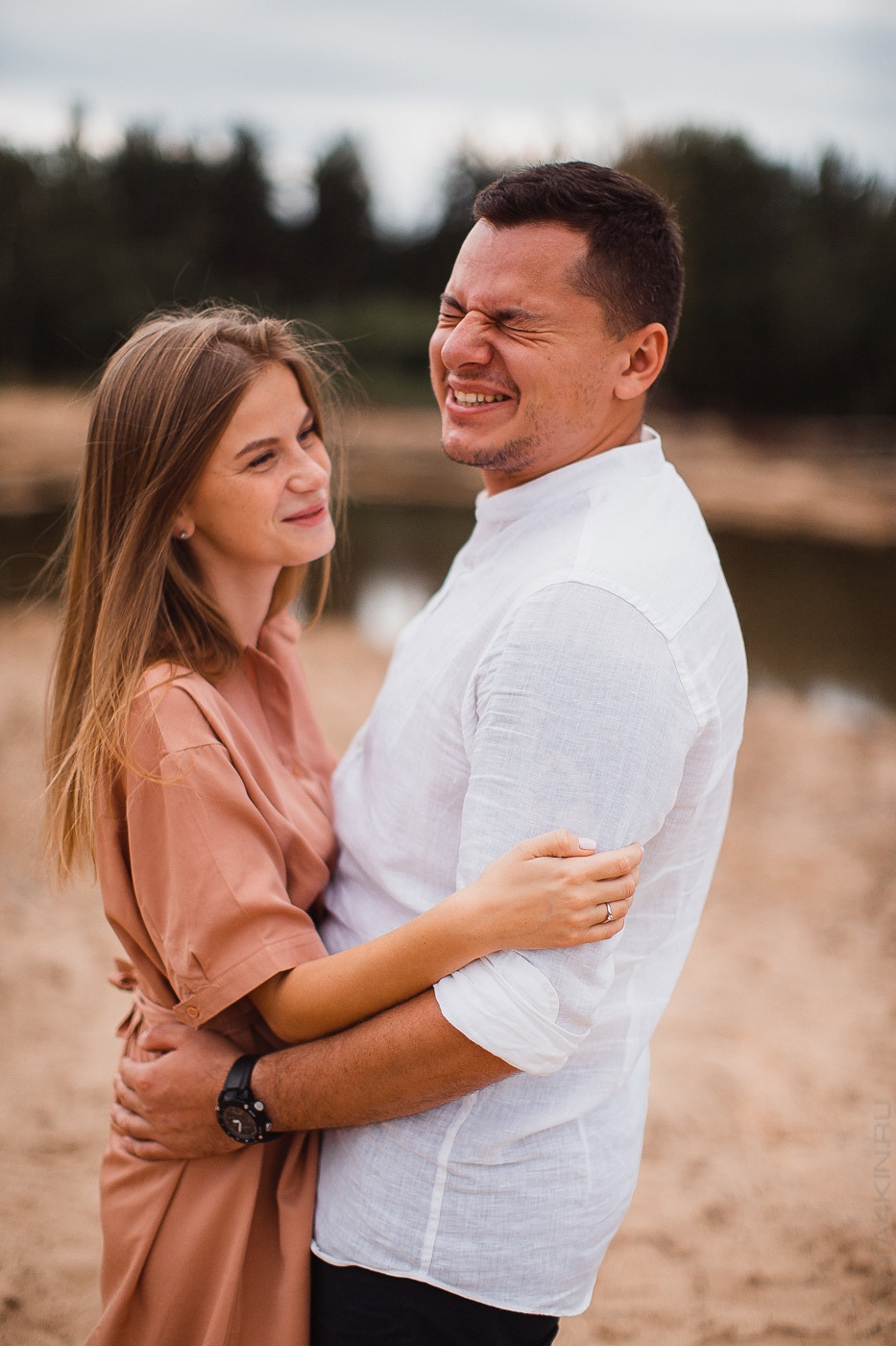 Невеста и жених стоят на дороге, обрамленной декоративными фонарями, на их роскошной свадьбе в Ярославле