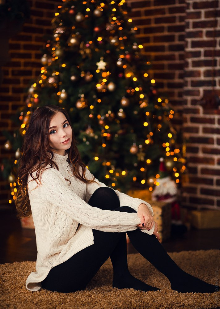 Нежность молодоженов на свадебном снимке в заснеженном лесу