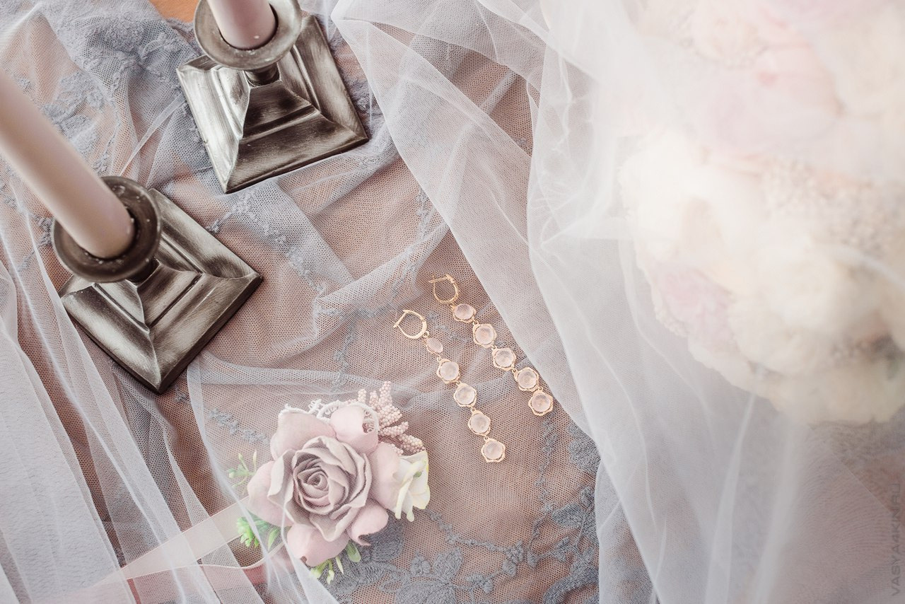 Пара, влюбленно смотрящая друг на друга, стоящая на болотном поле, где плывет невероятное отражение заката