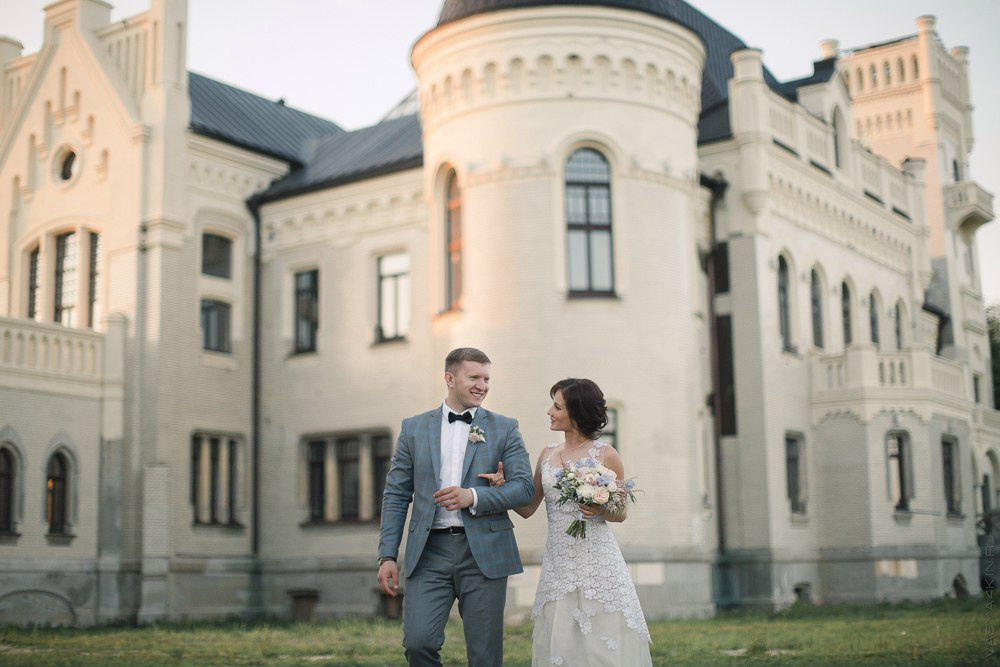 Композиция свадебных венчиков и конфет, украшенных красивыми бантами и искусственными цветами