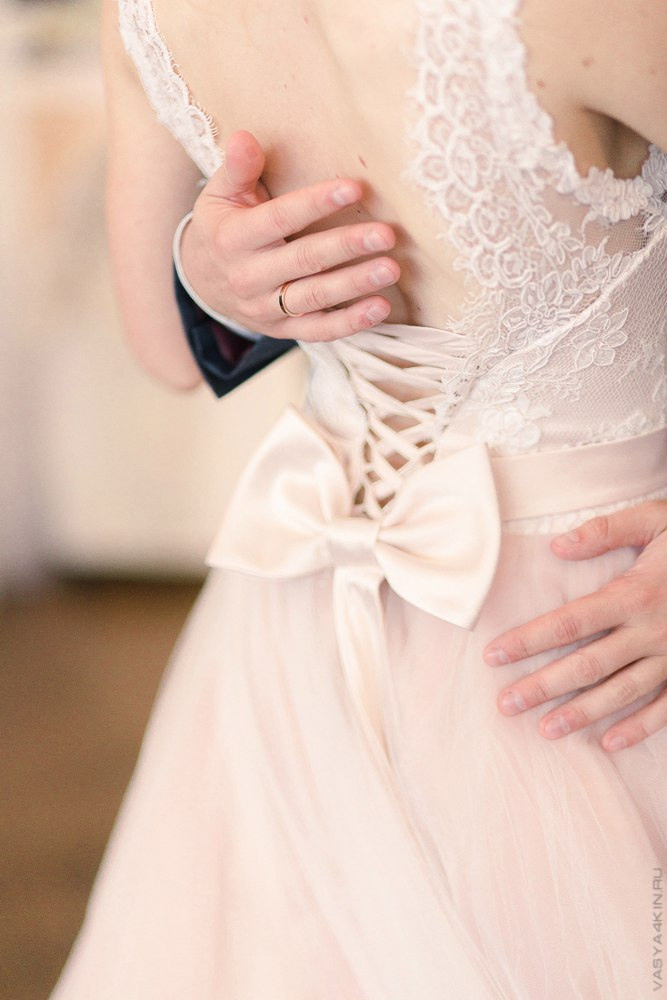 Молодожены смотрят друг на друга с такой любовью и смирением, что эта свадебная фотография сердце тронет каждого, кто ее увидит