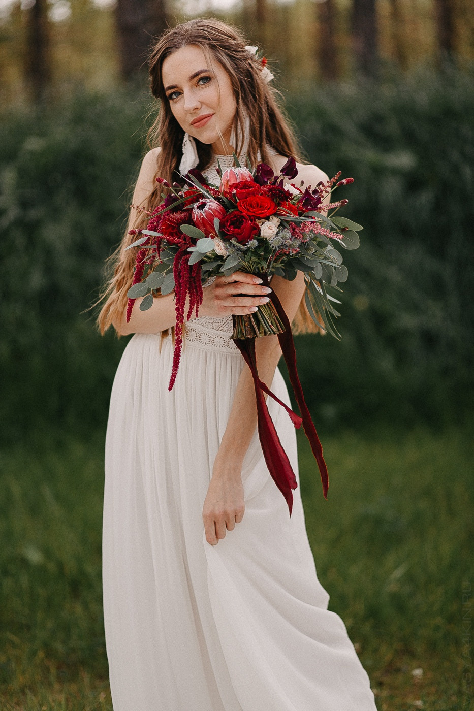 На снимке запечатлены две дорожные чашки, стилизованные под миксеры, символизирующие союз двух семей