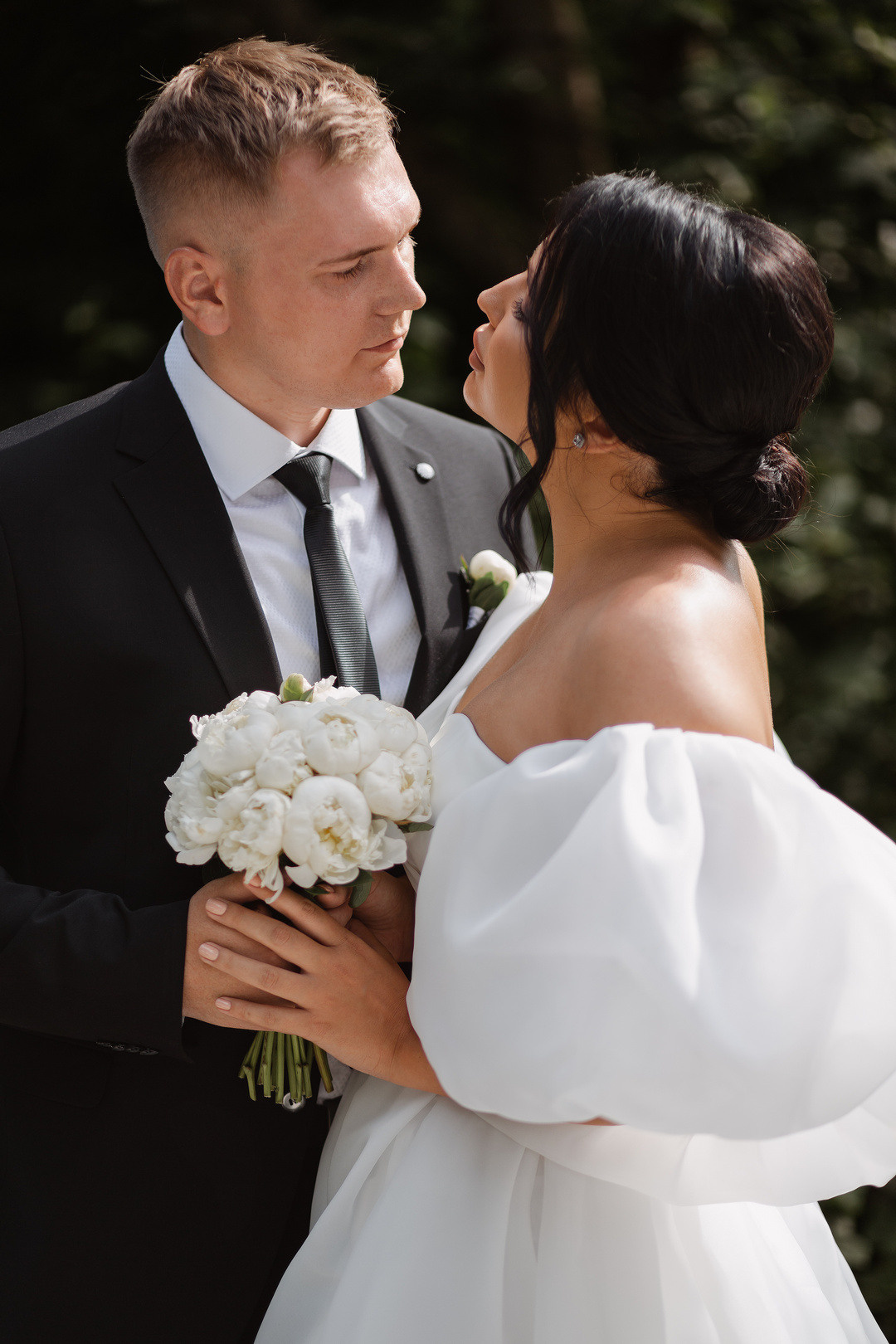  Поцелуй молодых в лучах заходящего солнца