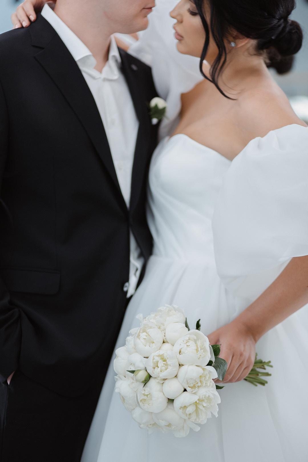  Гармоничная церемония выездной свадебной регистрации в саду