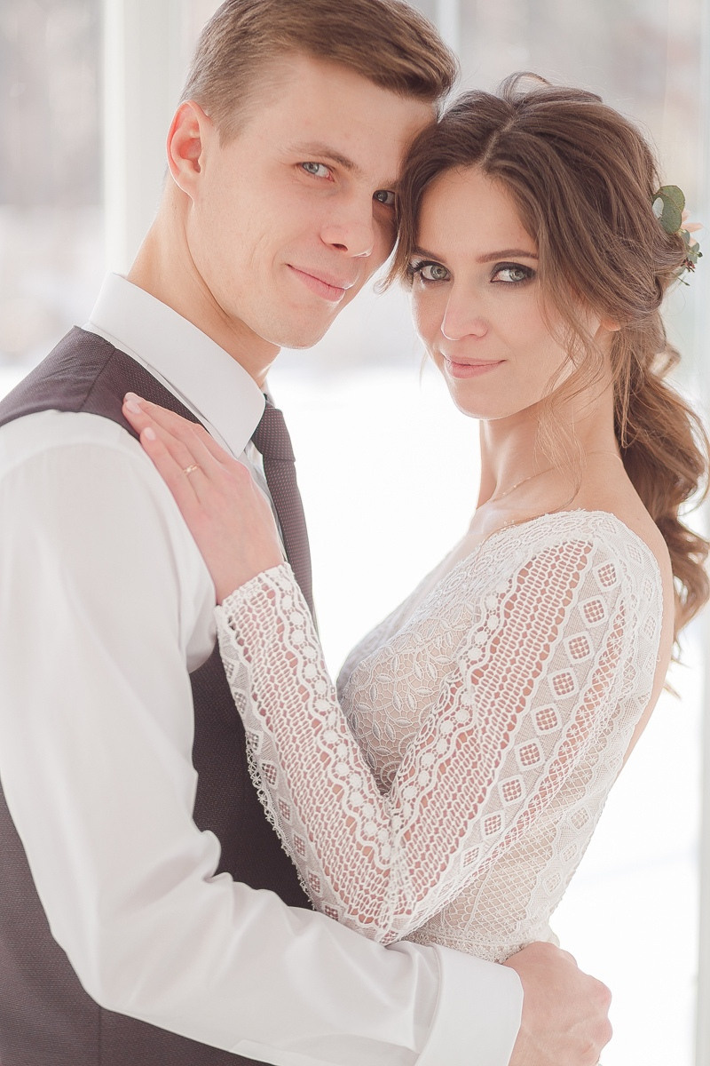 Фотография с гламурной свадьбы в Ярославле, где молодожены идут по дороге, усыпанной золотыми руными листьями, в окружении золотистых статуй ангелов