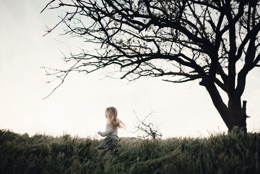 на фоне золотых сердец