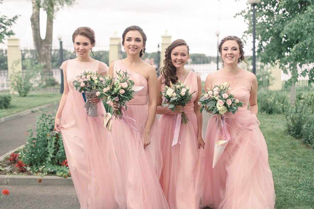 Свадебная фотография друзей молодоженов, зажигающих на танцполе