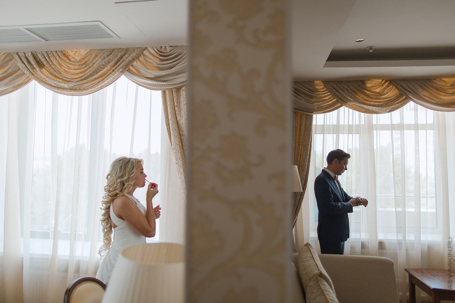 Невеста и жених танцуют первый танец, словно все вокруг исчезает на этой романтической свадебной ф