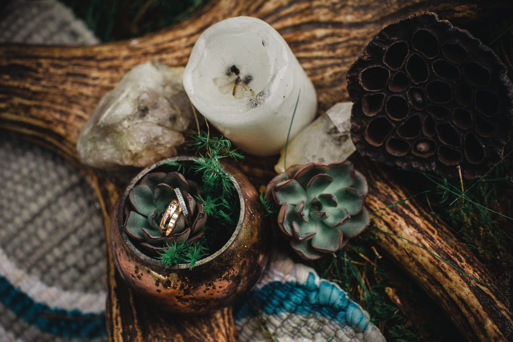 Молодежь, стоящая на расстоянии друг от друга, смотрящая на сияющие деревья вокруг них