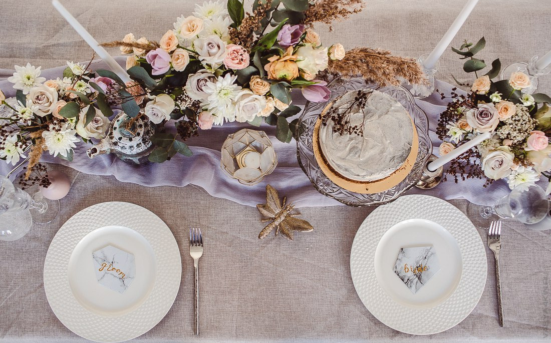 Фотография, показывающая счастливые глаза молодежи, которая только что обменяла клятвами перед алтарем