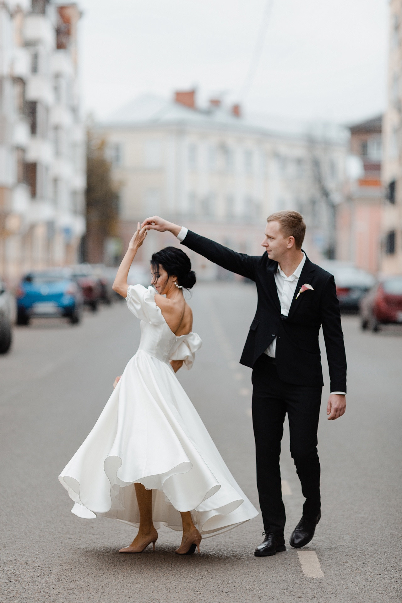 Молодежь, сидящая на деревянной качели, смотрящая на оживленную улицу и планирующая свою будущую жизнь вместе