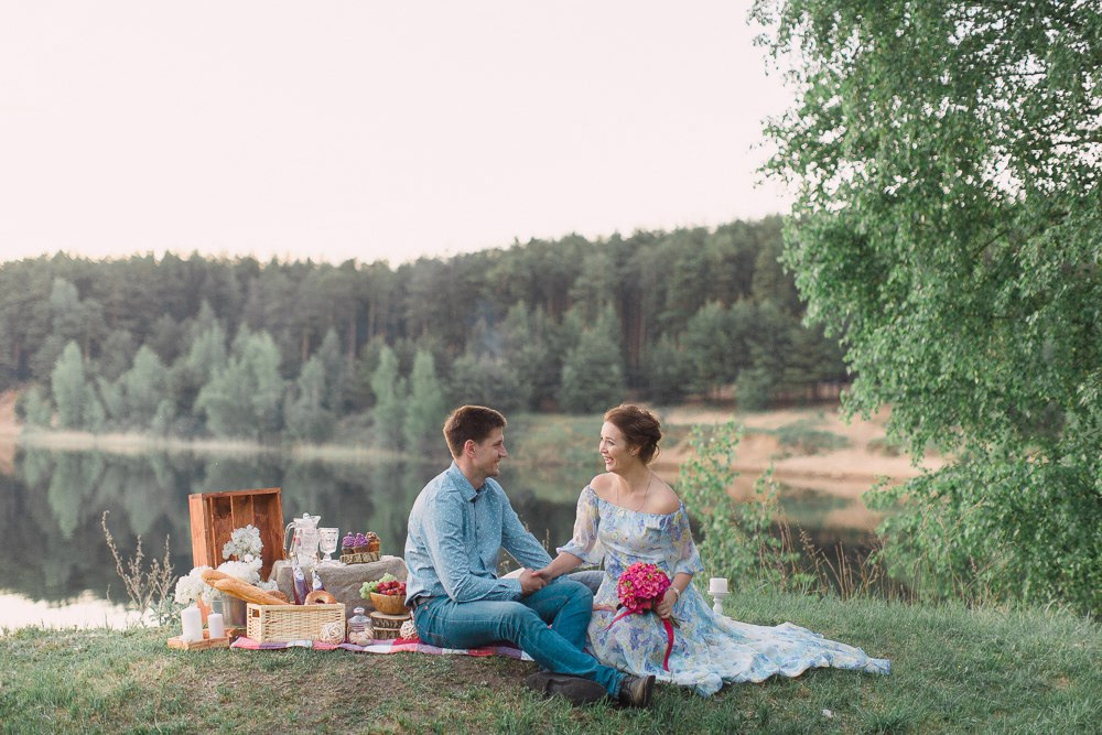 Счастливая пара на свадьбе