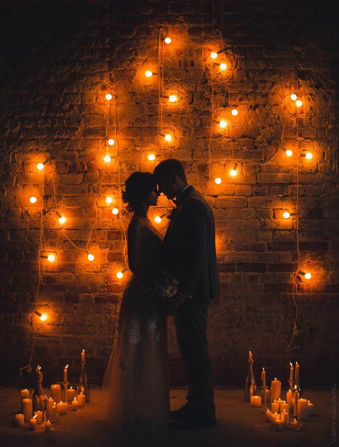 Молодежь, танцующая под светом фонарей и яркими огнями, создающих ощущение светлого дня