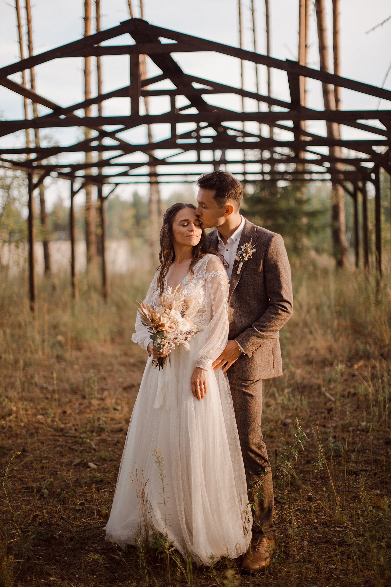 Место для фотосессии выбрано идеально – замок средневекового стиля, что придает ощущение волшебства на этой удивительной свадебной фотографии