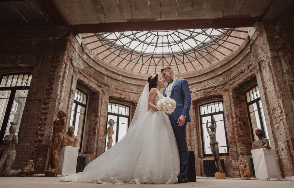 Снимок, на котором жених держит невесту на своих руках, выражая силу своего чувства и защитника