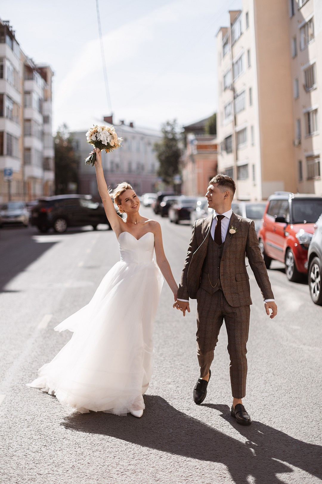  Свадебная фотосессия возле памятника Федору Соловьеву