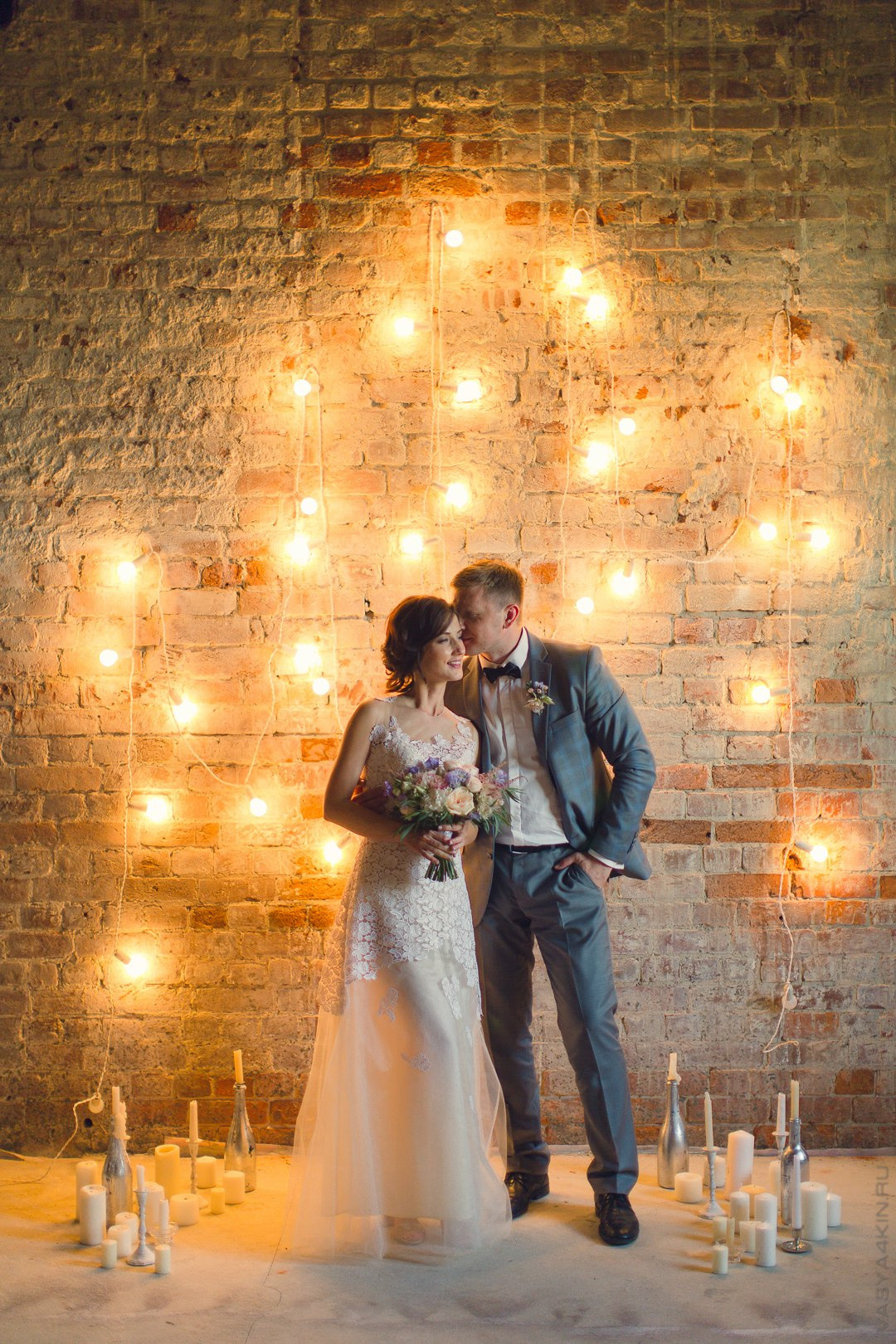 Молодожены, танцующие на танцполе, окруженные друзьями и семьей