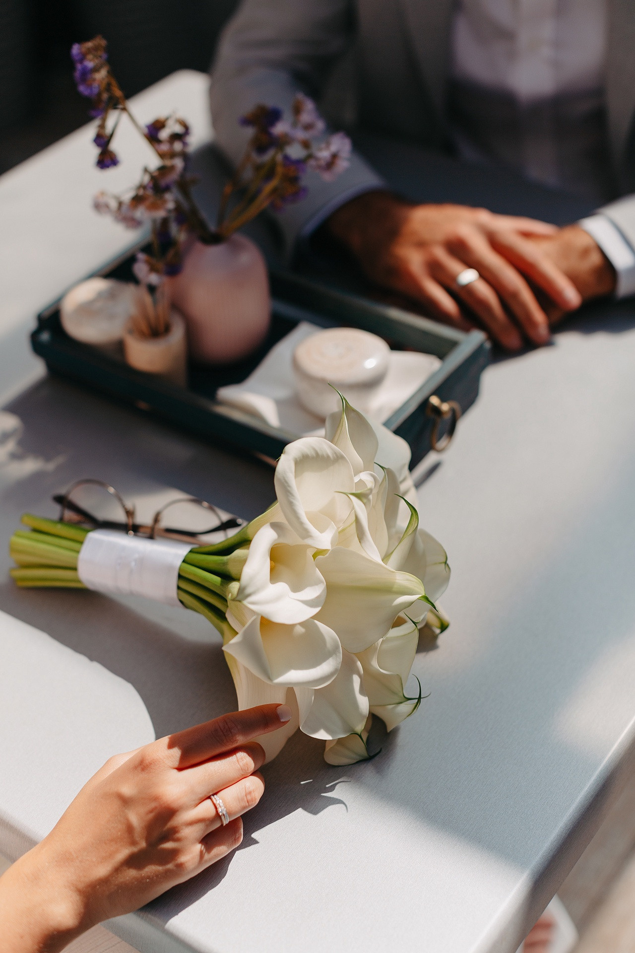 Свадебная машина, украшенная цветами и бантами