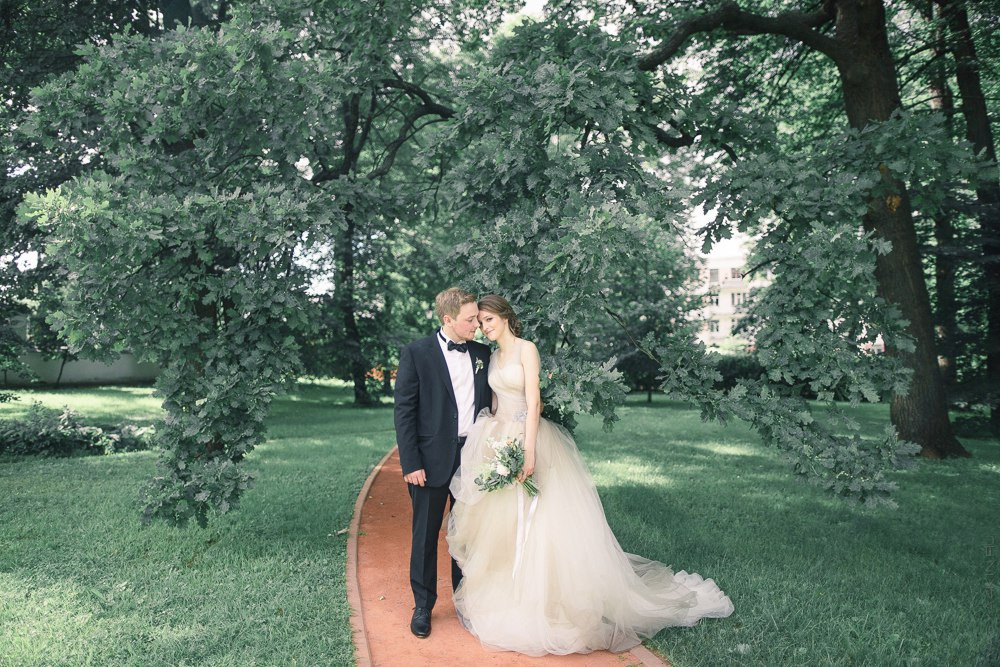 Пара, лежащая на пышных зеленых газонах, смотрящая на звездное небо