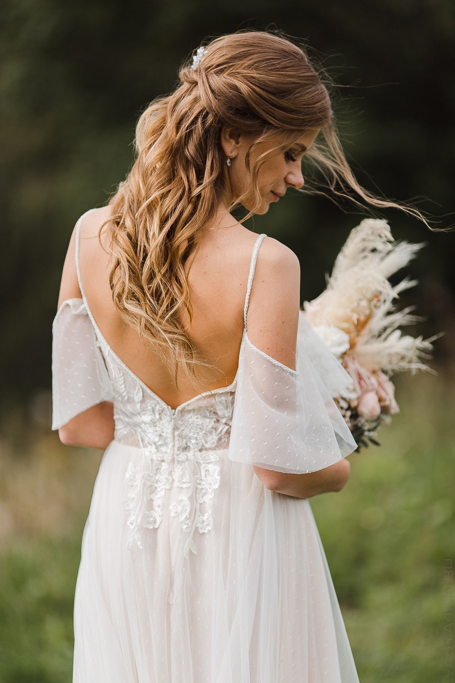 Невеста и жених смотрят друг на друга влюбленными глазами, словно проникая друг в друге на этой трогательной свадебной фотографии