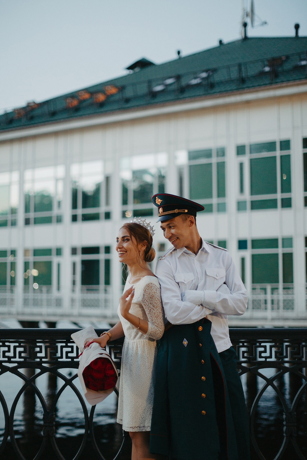  Теплые свадебные фото в Москве: невеста в платье и жених в форме  