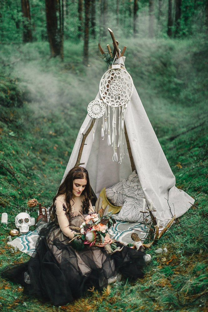 Молодожены среди кружева и вуали на свадебной фотографии