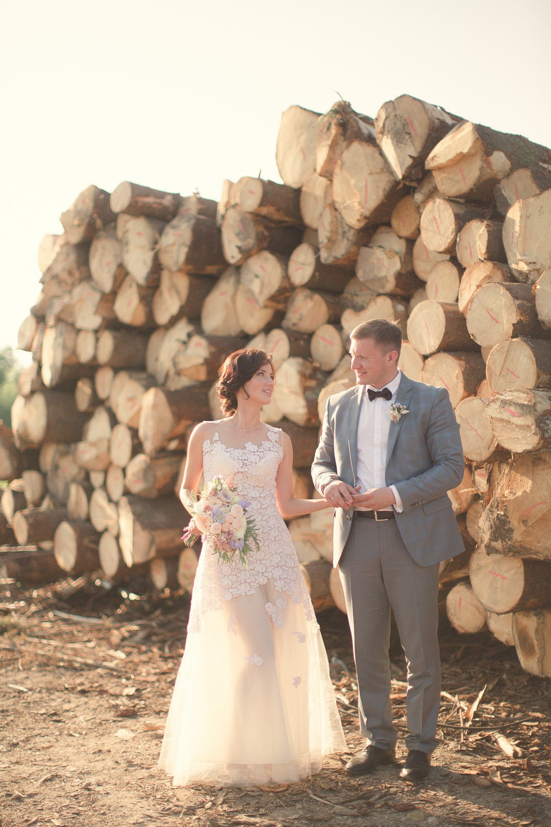 Свадебная фотография молодых, рассматривающих друг друга в зеркале