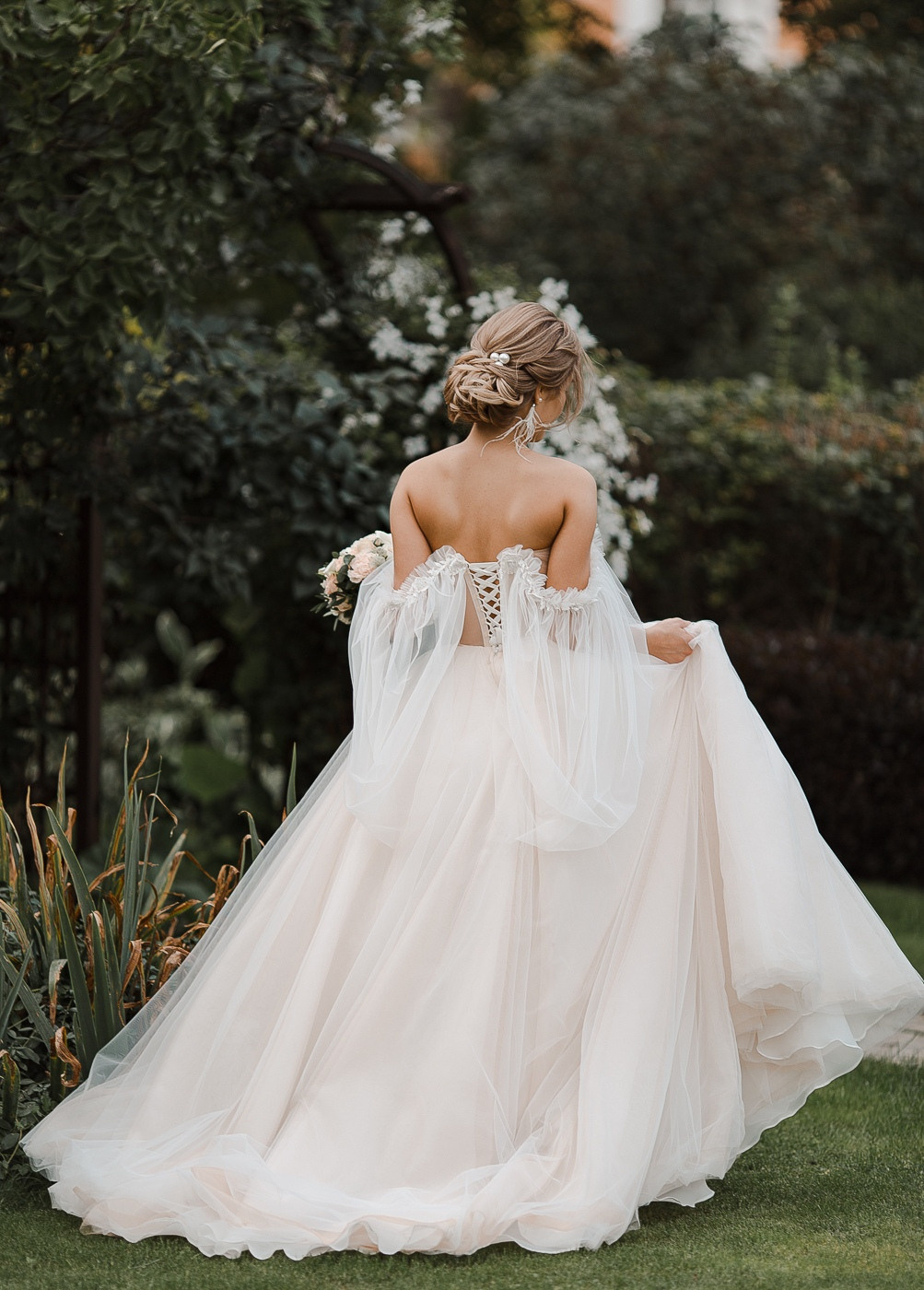 Свадебный банкет с роскошными столами и цветочными композициями