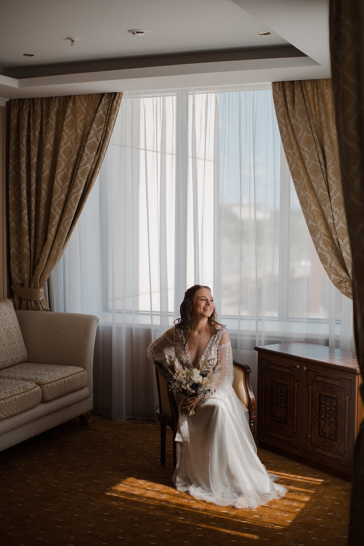 Снимок, запечатлевший влюбленных, идущих по аллее с цветочным узором, обрамленной великолепными зелеными деревьями