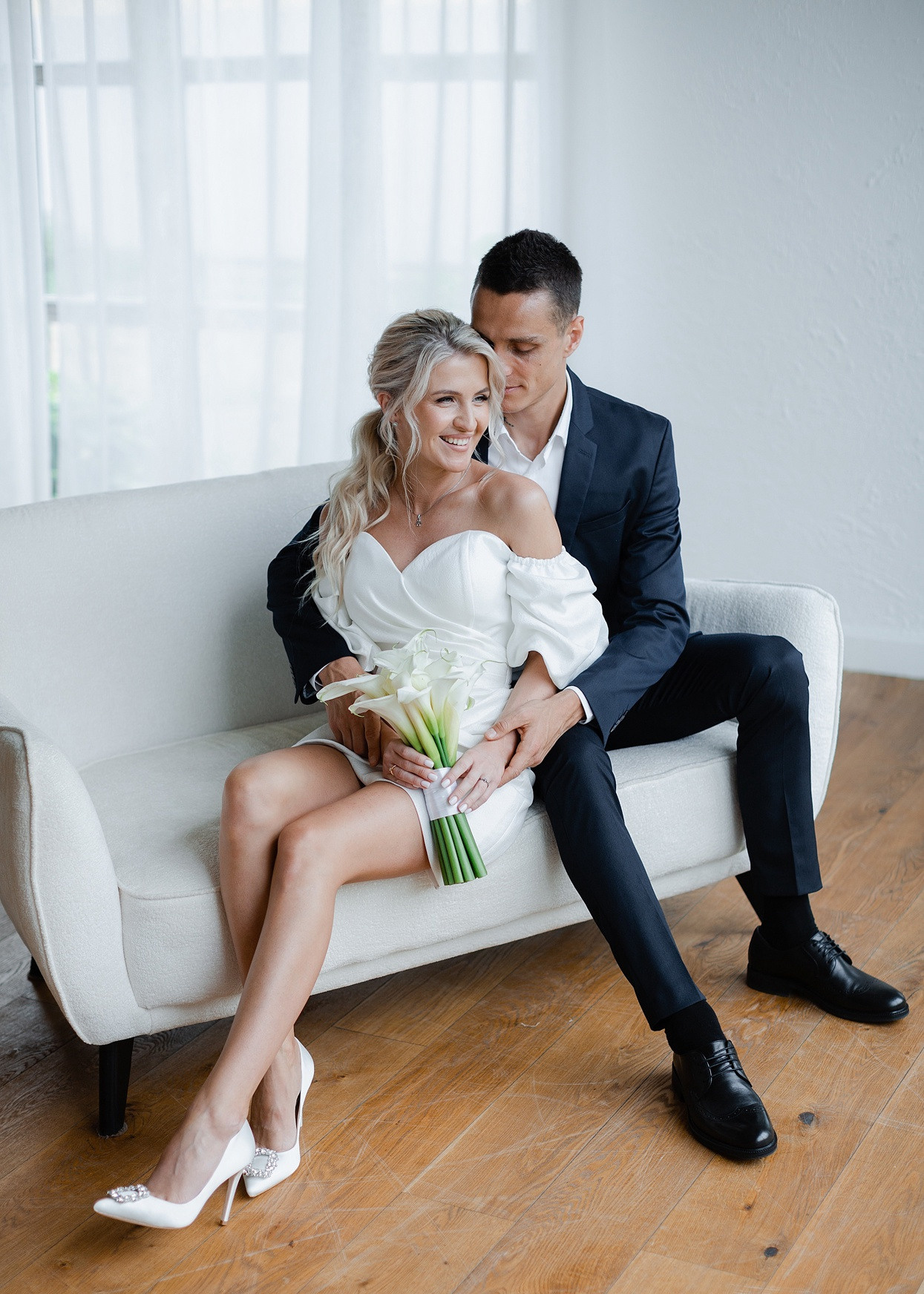 Невеста, делающая замедленный поклон своему будущему мужу в знак уважения и любви