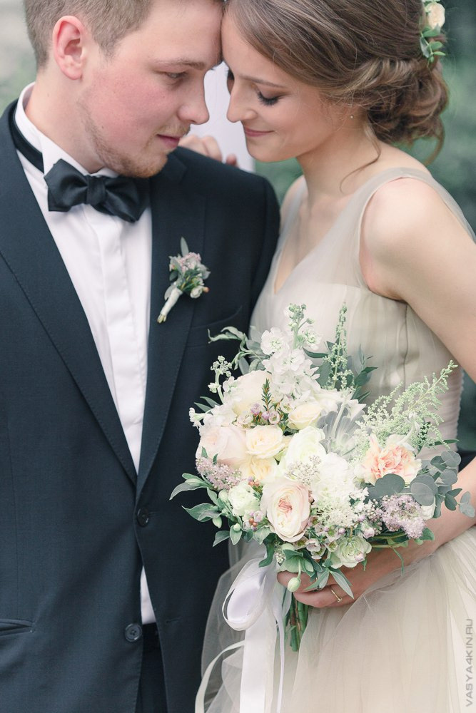 Жених и невеста входят на танцевальный пол, словно они готовятся преодолеть все трудности вместе на этой энергичной свадебной фотографии