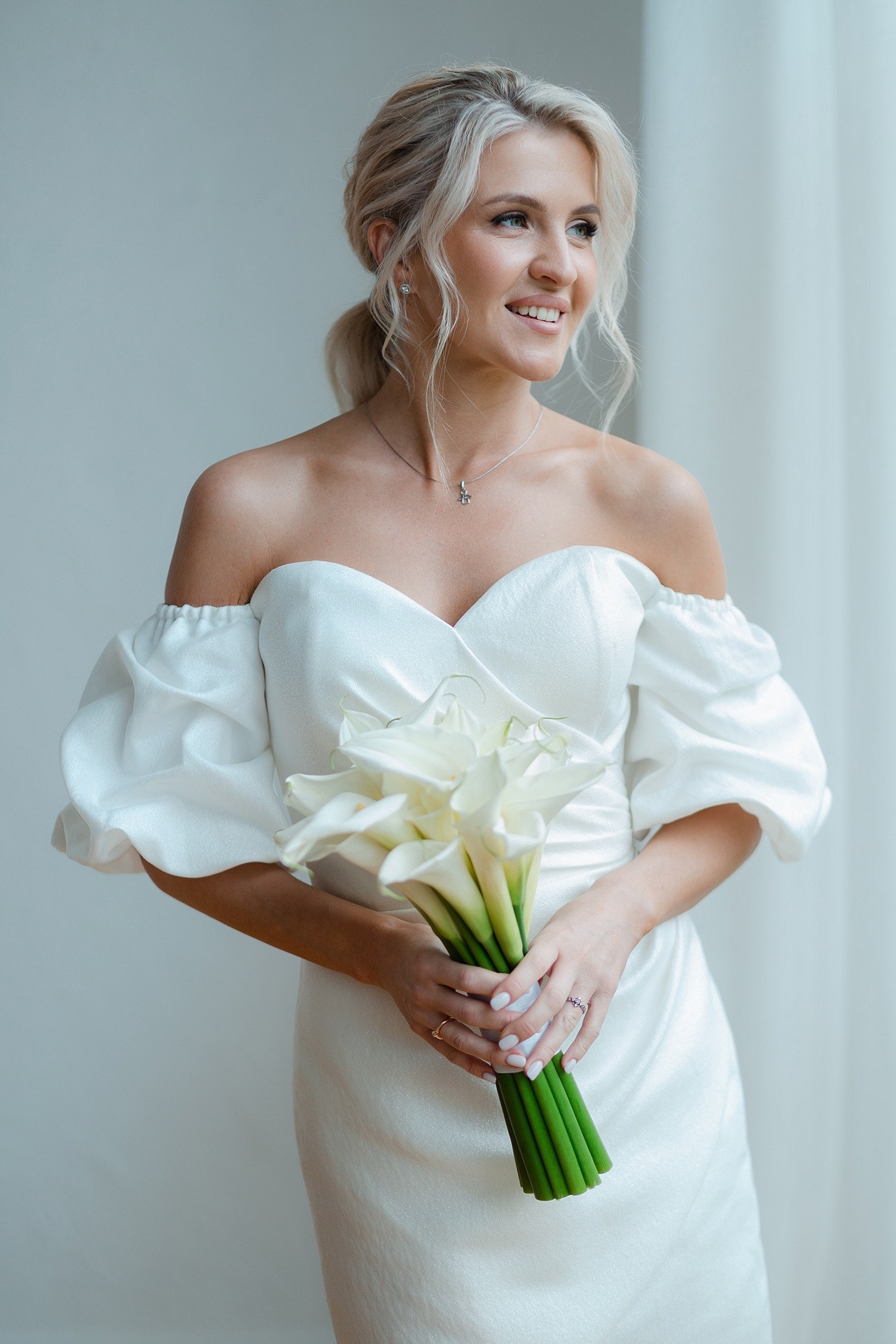 Подсвеченные фонарики на свадебной фотографии