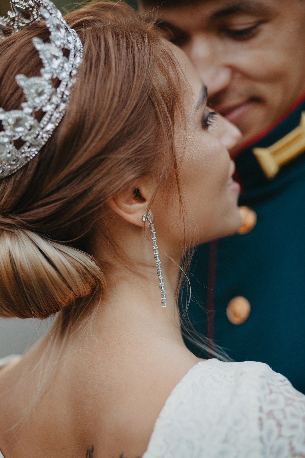  Пара в военной форме и свадебном платье в старинном Ярославле  