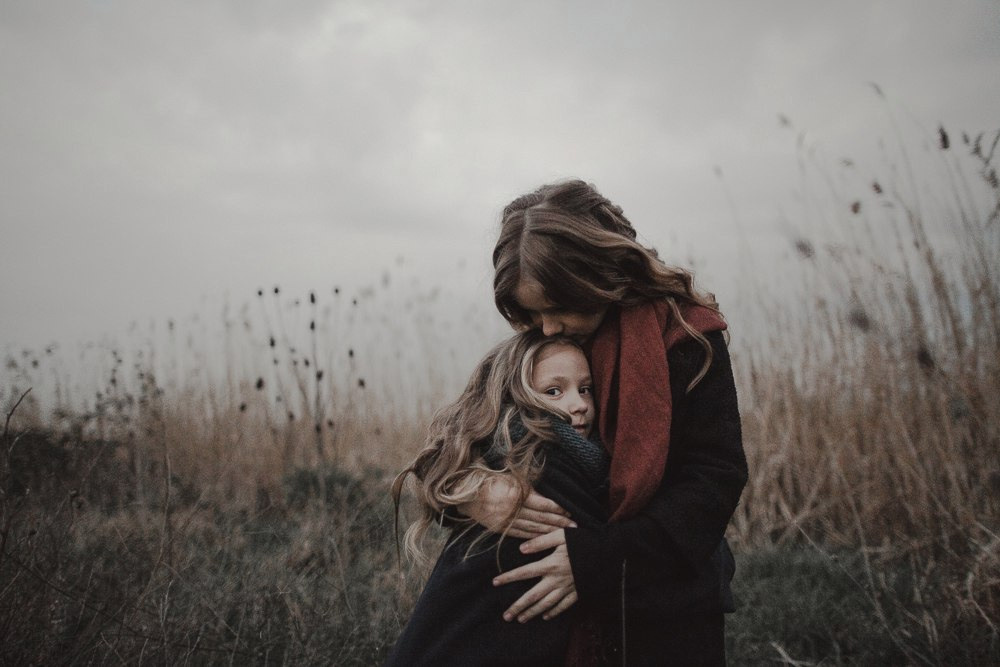 на фоне коктейльной дырки