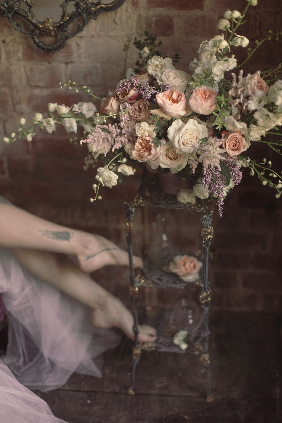 Невеста и жених стоят на фоне заснеженной горы, создавая атмосферу чистоты, свежести и нового начала