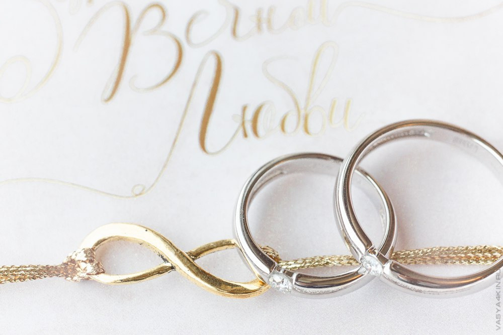 Новобрачные прогуливаются по узким улочкам старого города, окруженного живописными зданиями, создавая ощущение приключения