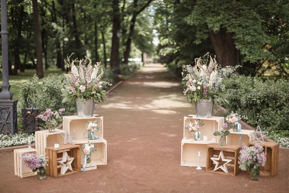 Молодая пара, стоящая на возвышенности в альпийском горном хребте, окруженная заснеженными горами