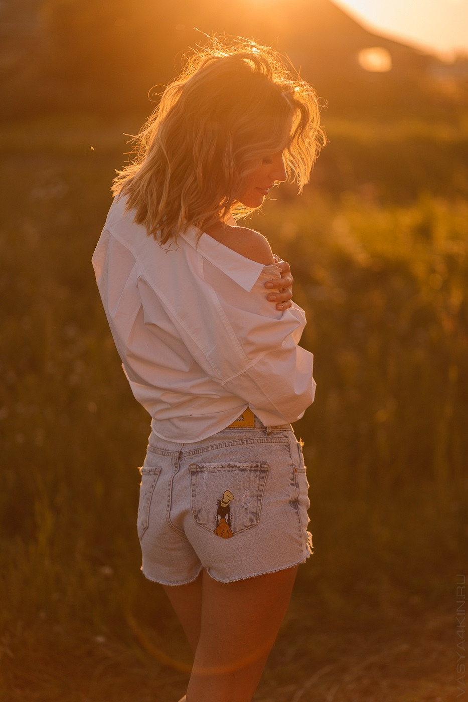 Поцелуи на фоне свадебной арки